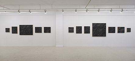 Nanostructures sur un textile de coton (série), 2018, gesso noir et pastel sur contre-plaqué, vue d’exposition Galerie B-312, Montréal.