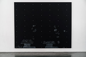 Gravity : The Arrangement of Things 2, 2017-2019, gesso noir, pastel et Letraset sur contre-plaqué, 195 x 240 cm.