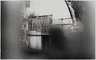 The War Next Door 6, 2015-16, fusain sur photographie, 87 x 137 cm.