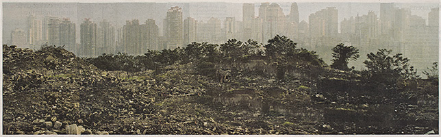 Chongqinq, une cité en plein essor couvée par le pouvoir central, 2011, collage sur papier journal, 15 x 49 cm.